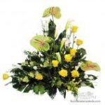 centro de rosas amarillas anthurium y flor variada