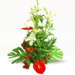 Centro piramidal de anthurium y lirios